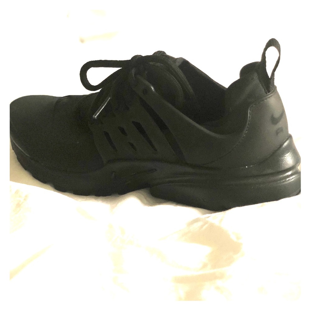 Black Womens Nike Tennis Shoe